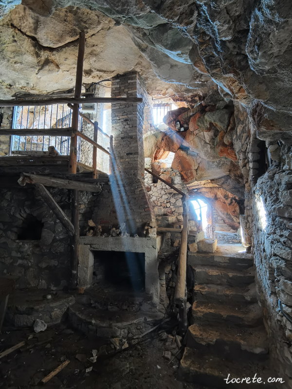Заброшенный дом-пещера на мысе Драпанос. Западный Крит