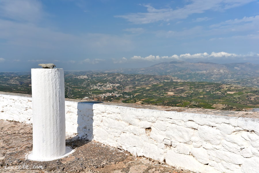 Виды от церкви Святого Пантелеймона в Приньяс. Центральный Крит